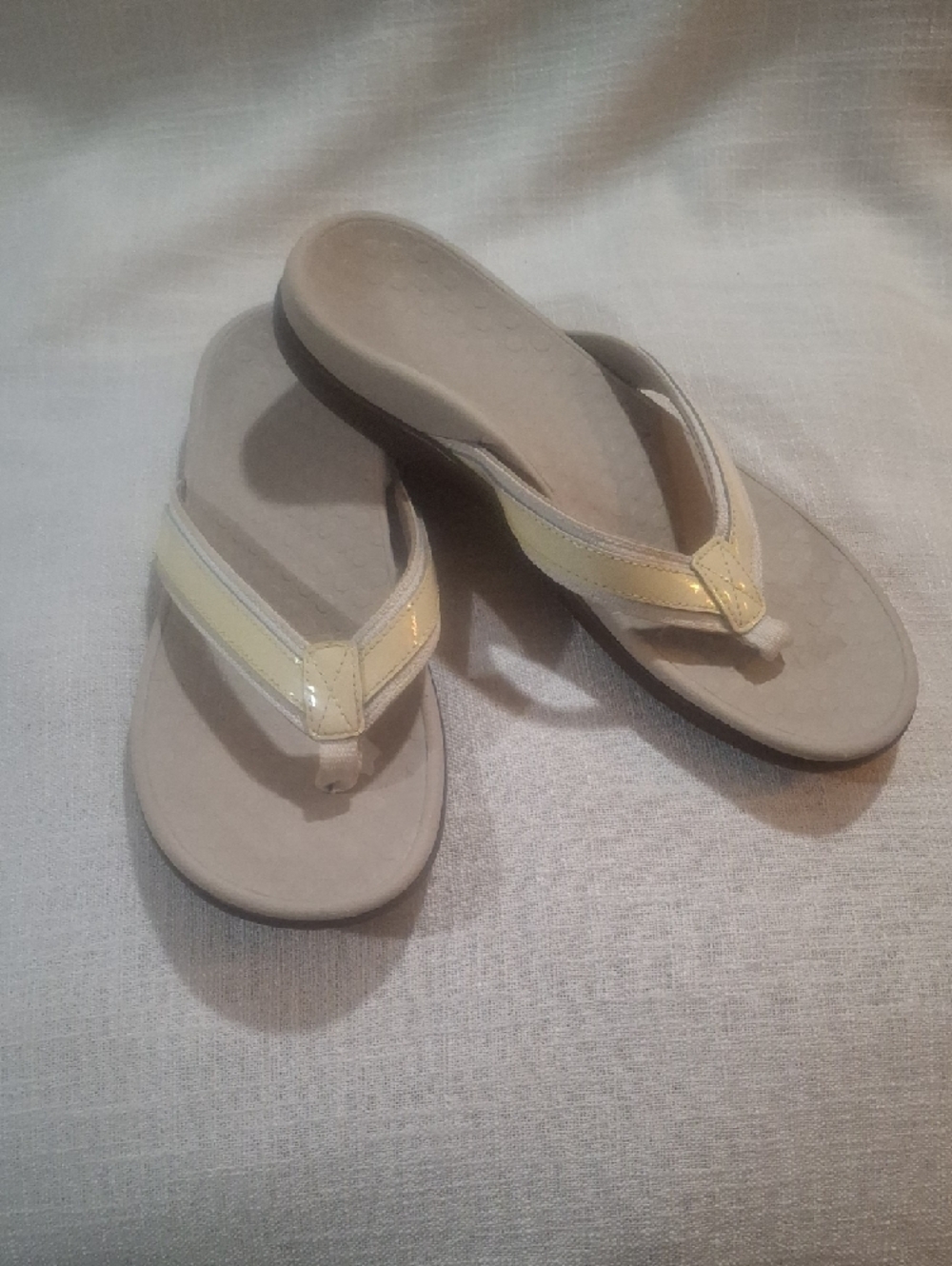 Vionic Beige Sandal Thong with Pale Yellow Straps Size 8 - Picture 2 of 10